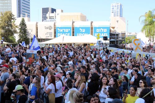 '환호'(텔아비브=연합뉴스) 김동호 특파원 = 13일(현지시간) 텔아비브미술관 앞 '인질 광장'에 운집한 시민들이 인질 석방에 환호하고 있다. 2025.10.13 dk@yna.co.kr