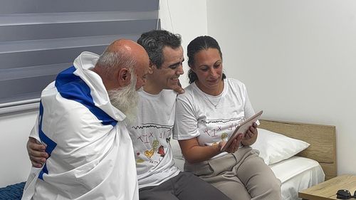 풀려나 가족과 통화하며 웃는 인질 옴리 미란[이스라엘 인질·실종자가족포럼 제공. 재판매 및 DB 금지]