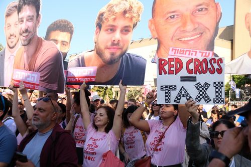 '인질 석방 환호'(텔아비브=연합뉴스) 김동호 특파원 = 13일(현지시간) 텔아비브미술관 앞 '인질 광장'에 운집한 시민들이 인질 석방에 환호하고 있다. 2025.10.13 dk@yna.co.kr