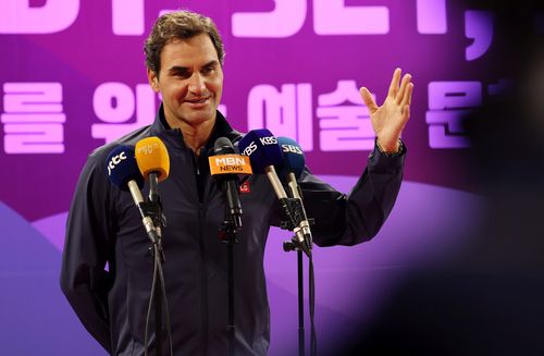 13일 유니클로 행사에 참석한 페더러.(서울=연합뉴스) 이동해 기자 = 13일 서울 중구 신라호텔에서 열린 '로저 페더러와 함께하는 세계 여행'에 참석한 페더러가 인사하고 있다. 2025.10.13     eastsea@yna.co.kr (끝)