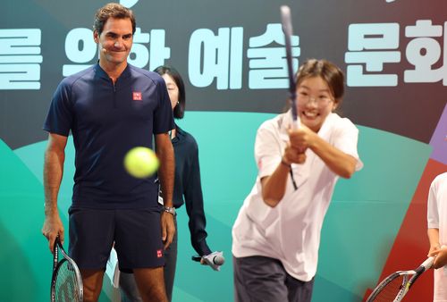 13일 유니클로 행사에 참석한 페더러(왼쪽)(서울=연합뉴스) 이동해 기자 = 13일 서울 중구 신라호텔에서 열린 '로저 페더러와 함께하는 세계 여행'에 참석한 페더러가 유소년 선수의 샷을 지켜보고 있다. 2025.10.13     eastsea@yna.co.kr (끝)