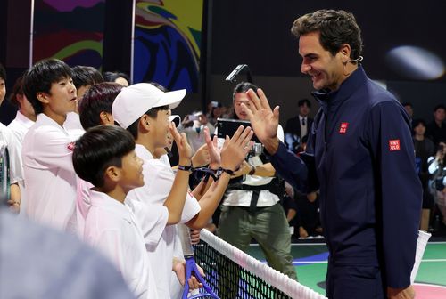 13일 유니클로 행사에 참석한 페더러(오른쪽)(서울=연합뉴스) 이동해 기자 = 13일 서울 중구 신라호텔에서 열린 '로저 페더러와 함께하는 세계 여행'에 참석한 페더러가 유소년 선수들과 인사하고 있다. 2025.10.13     eastsea@yna.co.kr (끝)