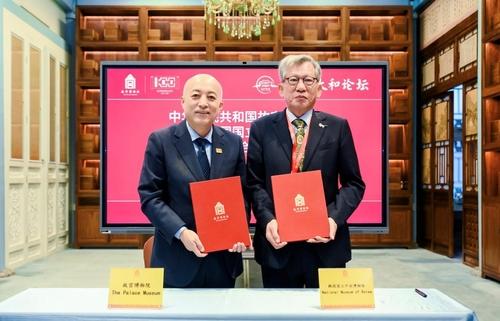 '문화교류협력 의향서' 체결식 모습 왼쪽부터 왕쉬둥 중국 고궁박물원장, 유홍준 국립중앙박물관장 [국립중앙박물관 제공. 재판매 및 DB 금지]