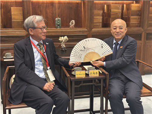 차담회 모습 왼쪽부터 유홍준 국립중앙박물관장, 왕쉬둥 중국 고궁박물원장, [국립중앙박물관 제공. 재판매 및 DB 금지]