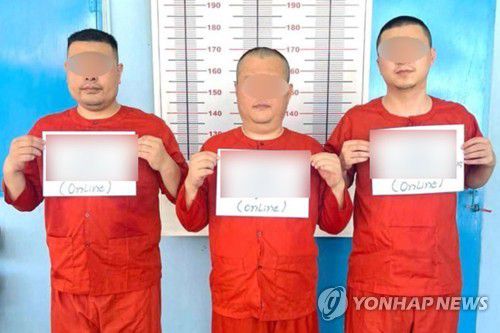 캄보디아 검찰에 기소된 한국인 대학생 살해 혐의 중국인 3명(서울=연합뉴스) '온라인 스캠' 범죄조직과 전쟁에 나선 캄보디아 당국 합동단속반이 지난 8월 캄폿주에서 펼친 단속 작전에서 체포한 중국인들을 캄보디아 국영 AKP통신이 보도했다. 이들 중국인 3명은 지난 8월 한국인 대학생이 캄보디아에서 고문당한 뒤 숨진 사건을 수사한 현지 검찰에 의해 살인 혐의로 재판에 넘겨졌다. 11일(현지시간) 캄보디아 국영 AKP 통신에 따르면 전날 캄보디아 깜폿지방검찰청은 살인과 사기 혐의로 A(35)씨 등 30∼40대 중국인 3명을 구속기소 했다. 이들은 지난 8월 캄보디아 깜폿주 보꼬산 인근에서 20대 한국인 대학생을 살해한 혐의를 받고 있다. 2025.10.12 [AKP통신 홈페이지 캡처. 재판매 및 DB 금지] photo@yna.co.kr
