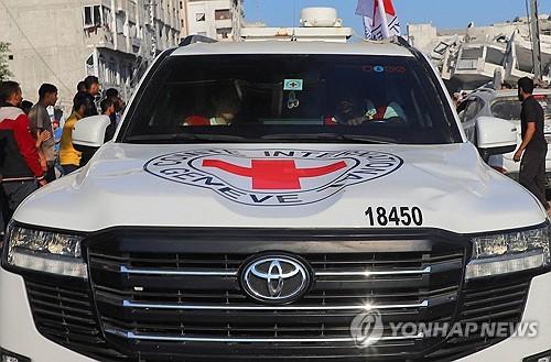 석방 인질 수송하는 적십자 차량(가자시티 로이터=연합뉴스) 13일(현지시간) 가자지구 북부 가자시티에서 하마스가 생존 인질을 인계한 뒤 적십자 차량이 인질들을 수송하고 있다. 2025.10.13 photo@yna.co.kr