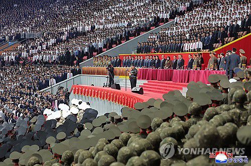 김정은, 대집단체조와 예술공연 관람(평양 조선중앙통신=연합뉴스) 북한 김정은 국무위원장이 지난 12일 당창건 80돌 경축 행사 참가자들과 보장성원들을 격려하고 그들과 함께 대집단체조와 예술공연 '조선로동당 만세'를 함께 관람했다고 조선중앙통신이 13일 보도했다. 2025.10.13      [국내에서만 사용가능. 재배포 금지. For Use Only in the Republic of Korea. No Redistribution] nkphoto@yna.co.kr