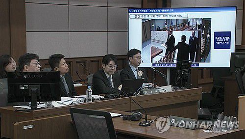 한덕수 재판서 계엄 당일 대통령실 CCTV 공개(서울=연합뉴스) 13일 서울 서초구 서울중앙지법에서 열린 한덕수 전 국무총리의 내란 우두머리 방조 혐의 등 2차 공판에서 12·3 비상계엄 당일 대통령실 폐쇄회로(CC)TV 영상 일부가 공개되고 있다. 2025.10.13  [서울중앙지법 제공. 재판매 및 DB금지] photo@yna.co.kr