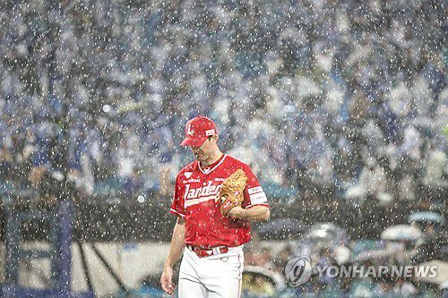 갑자기 쏟아지는 비에 중단되는 프로야구 준PO 3차전(대구=연합뉴스) 윤관식 기자 = 13일 대구 삼성라이온즈파크에서 열린 2025 프로야구 KBO리그 포스트시즌 준플레이오프 3차전 SSG 랜더스와 삼성 라이온즈의 경기. 1회말 갑자기 쏟아지는 강한 비로 경기가 중단되자 SSG 선발투수 앤더슨이 마운드를 내려가고 있다. 2025.10.13 psik@yna.co.kr