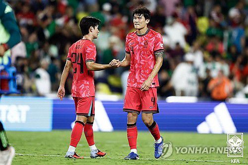 서로 격려하는 김진규-김민재(서울=연합뉴스) 10일(한국시간) 미국 테네시주 내슈빌의 지오디스파크에서 열린 한국과 멕시코의 친선경기에서 김진규와 김민재가 2대2 무승부로 경기를 마친 뒤 서로를 격려하고 있다. 2025.9.10 [대한축구협회 제공. 재판매 및 DB 금지] photo@yna.co.kr