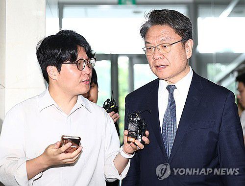 해병특검 향하는 이시원 전 대통령실 공직기강비서관(서울=연합뉴스) 김성민 기자 = 이시원 전 대통령실 공직기강비서관이 26일  피의자 신분으로 조사받기 위해 서울 서초구 이명현 순직해병 특별검사팀에 출석하고 있다. 2025.9.26 ksm7976@yna.co.kr