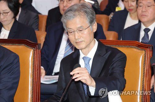 국정감사 출석한 조희대 대법원장(서울=연합뉴스) 류영석 기자 = 이재명 정부 첫 국정감사가 시작된 13일 서울 여의도 국회에서 열린 법제사법위원회 국정감사에 조희대 대법원장이 출석, 마이크를 조정하고 있다. 2025.10.13 ondol@yna.co.kr