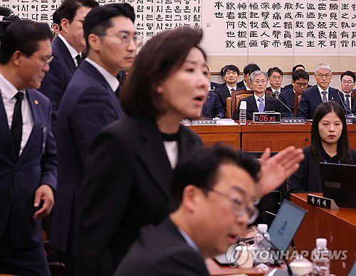 국정감사 참석한 조희대 대법원장(서울=연합뉴스) 류영석 기자 = 13일 서울 여의도 국회에서 열린 대법원 등에 대한 법제사법위원회 국정감사에서 조희대 대법원장, 천대엽 법원행정처장을 비롯한 참석자들이 대법원장의 이석을 요구하는 국민의힘 의원들을 바라보고 있다. 2025.10.13 ondol@yna.co.kr