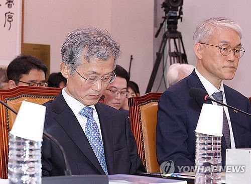 잠시 고개 숙인 조희대 대법원장(서울=연합뉴스) 류영석 기자 = 조희대 대법원장이 13일 서울 여의도 국회에서 열린 대법원 등에 대한 법제사법위원회 국정감사에 참석해 잠시 고개를 숙이고 있다. 2025.10.13 ondol@yna.co.kr