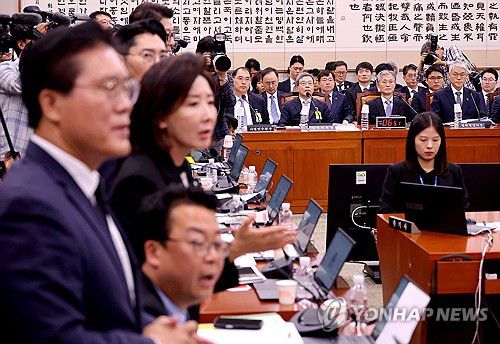 국정감사 참석한 조희대 대법원장(서울=연합뉴스) 류영석 기자 = 13일 서울 여의도 국회에서 열린 대법원 등에 대한 법제사법위원회 국정감사에서 조희대 대법원장, 천대엽 법원행정처장을 비롯한 참석자들이 대법원장의 이석을 요구하는 국민의힘 의원들을 바라보고 있다. 2025.10.13 ondol@yna.co.kr