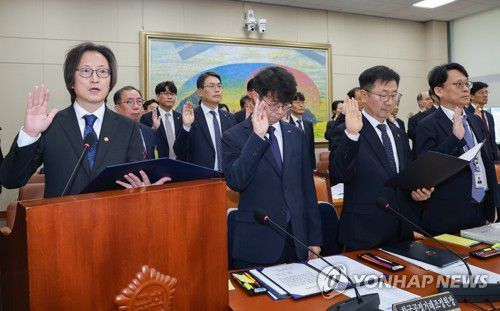 선서하는 주병기 공정거래위원장(서울=연합뉴스) 신현우 기자 = 14일 서울 여의도 국회에서 열린 공정거래위원회, 개인정보보호위원회 등에 대한 정무위원회 국정감사에서 주병기 공정거래위원장이 선서하고 있다. 2025.10.14 nowwego@yna.co.kr