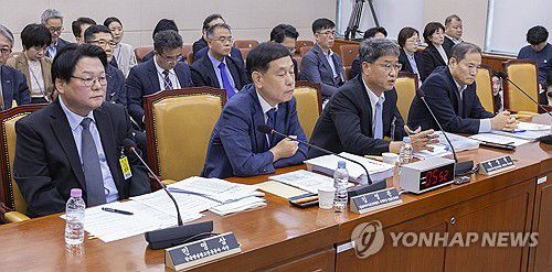 의원 질의에 답하는 반상권 방미통위 위원장 직무대행(서울=연합뉴스) 황광모 기자 = 반상권 방송미디어통신위원회 위원장 직무대리가 14일 국회 과학기술정보방송통신위원회에서 열린 2025년도 국정감사에서 의원 질의에 답하고 있다. 2025.10.14 hkmpooh@yna.co.kr