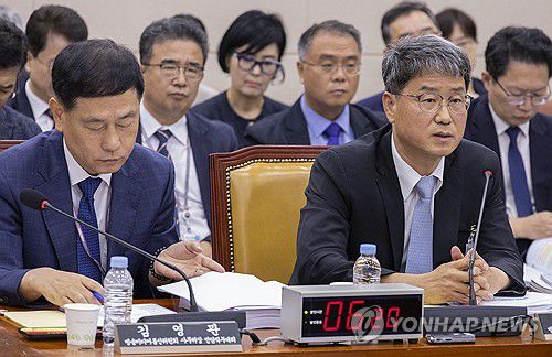 의원 질의에 답하는 반상권 방미통위 위원장 직무대행(서울=연합뉴스) 황광모 기자 = 반상권 방송미디어통신위원회 위원장 직무대리가 14일 국회 과학기술정보방송통신위원회에서 열린 2025년도 국정감사에서 의원 질의에 답하고 있다. 2025.10.14 hkmpooh@yna.co.kr