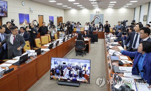 과방위 국감, 설전 벌이는 여야 의원들(서울=연합뉴스) 류영석 기자 = 14일 서울 여의도 국회 과학기술정보방송통신위원회에서 열린 2025년도 국정감사에서 더불어민주당 김우영 의원의 질의 중 국민의힘 박정훈 의원의 문자메시지 공개와 관련해 여야 의원들이 설전을 벌이고 있다. 2025.10.14 ondol@yna.co.kr