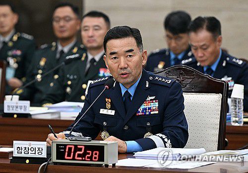 진영승 합참의장, 의원 질의에 답변(서울=연합뉴스) 진영승 합동참모본부 의장이 14일 서울 용산구 합동참모본부에서 열린 2025년 국정감사에서 의원들의 질의에 답변하고 있다. 2025.10.14 [국회사진기자단] photo@yna.co.kr