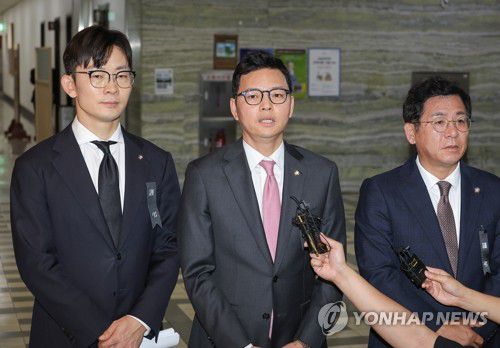 공개된 문자 메시지 관련 설명하는 국민의힘 박정훈 의원(서울=연합뉴스) 류영석 기자 = 14일 서울 여의도 국회 과학기술정보방송통신위원회 국정감사장 앞에서 국민의힘 박정훈 의원(가운데)이 과방위 국감 중 더불어민주당 김우영 의원이 공개한 자신의 문자 메시지와 관련한 설명을 하고 있다. 2025.10.14 ondol@yna.co.kr