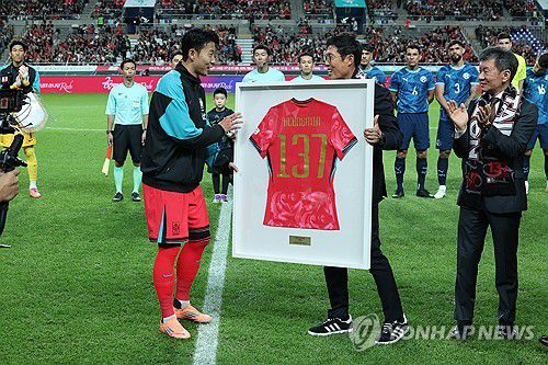 A매치 새 역사 쓴 손흥민(서울=연합뉴스) 임화영 기자 = 14일 서울 마포구 서울월드컵경기장에서 열린 한국과 파라과이 축구 대표팀의 친선경기.     경기 시작 전 차범근 전 감독이 손흥민의 A매치 역대 최다 출전 기록(137경기)을 축하하며 기념 유니폼을 전달하고 있다. 손흥민은 지난 브라질전 출전을 통해 A매치 통산 출전 137경기를 달성하며 한국 축구의 새 역사를 작성했다. 2025.10.14 hwayoung7@yna.co.kr