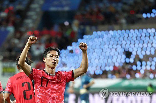 선제골의 주인공은 엄지성(서울=연합뉴스) 윤동진 기자 = 14일 서울 마포구 서울월드컵경기장에서 열린 한국과 파라과이 축구 대표팀의 친선경기. 엄지성이 선제골을 넣은 뒤 세리머니를 하고 있다. 2025.10.14 mon@yna.co.kr