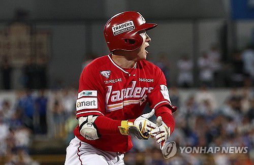 박수치는 박성한(대구=연합뉴스) 김성민 기자 = 14일 대구 삼성라이온즈파크에서 열린 2025 KBO 프로야구 포스트시즌 준플레이오프 4차전 SSG 랜더스와 삼성 라이온즈의 경기. 8회초 무사 1, 3루 SSG 박성한이 동점 2타점 2루타를 치고 상대 실책을 틈타 3루로 진루한 후 기뻐하고 있다. 2025.10.14 ksm7976@yna.co.kr