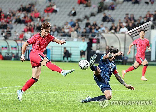 오현규 '슛!'(서울=연합뉴스) 임화영 기자 = 14일 서울 마포구 서울월드컵경기장에서 열린 한국과 파라과이 축구 대표팀의 친선경기.     오현규가 슛을 시도하고 있다. 2025.10.14 hwayoung7@yna.co.kr