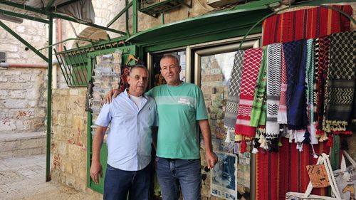 기념품 가게(베들레헴=연합뉴스) 김동호 특파원 = 예수탄생교회 옆 골목에서 기념품 가게를 운영하는 유수프(왼쪽). 그가 기자와 대화하는 동안 상점을 찾는 손님이 한 명도 없었다. 2025.10.15 dk@yna.co.kr