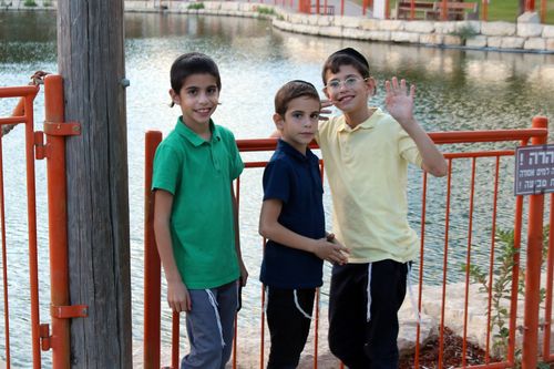 유대인 어린이들(말레아두밈=연합뉴스) 김동호 특파원 = 12일(현지시간) 예루살렘 말레아두밈 정착촌 공원에서 유대인 어린이들이 놀고 있다. 2025.10.15 dk@yna.co.kr