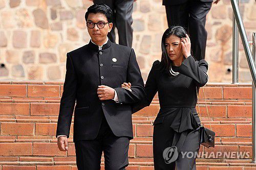 행방이 묘연한 안드리 라조엘리나 마다가스카르 대통령(좌)과 부인[AP 연합뉴스 자료사진. 재판매 및 DB 금지]