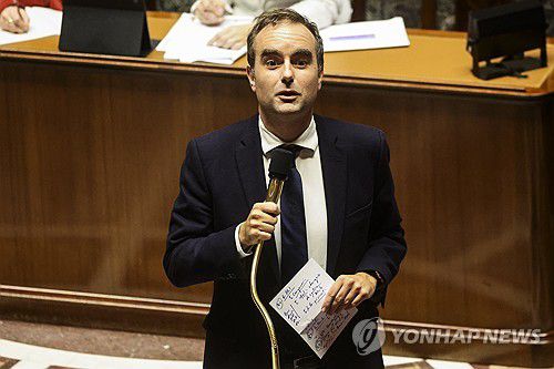 14일 의회에서 발언하는 르코르뉘 총리[EPA 연합뉴스]