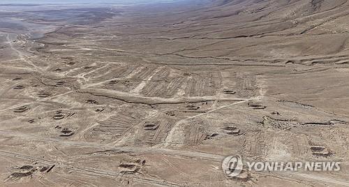 아사드 독재정권이 시신 수천구를 비밀리에 옮긴 곳으로 추정되는 두이마르 외곽 사막 비밀 장소를 드론으로 촬영한 모습.[로이터=연합뉴스. 재판매 및 DB 금지]