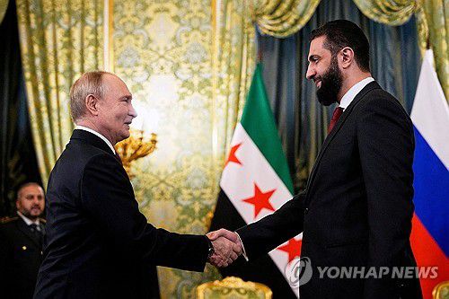 블라디미르 푸틴 러시아 대통령과 아메드 알샤라 시리아 임시대통령[로이터/크렘린풀 연합뉴스. 재판매 및 DB 금지]