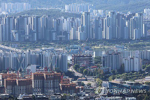 서울 집값 다시 가파른 상승세…한강벨트 강세(서울=연합뉴스) 서대연 기자 = 서울 등 수도권 집값이 다시 가파른 오름세를 보이는 가운데 8일 서울 남산에서 바라본 한강변 아파트 및 주택단지들.      8일 한국부동산원에 따르면 지난달 다섯째 주(9월29일 기준) 서울 아파트 매매가격은 직전 주 대비 0.27% 올랐다. 성동구(0.78%), 마포구(0.69%), 광진구(0.65%) 등 강북 한강 벨트가 계속 강세를 보이며 상승폭을 확대하는 가운데 서울 25개 자치구 모두 오름폭이 커졌다. 2025.10.8 dwise@yna.co.kr