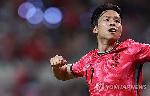 세리머니 하는 엄지성(서울=연합뉴스) 윤동진 기자 = 14일 서울 마포구 서울월드컵경기장에서 열린 한국과 파라과이 축구 대표팀의 친선경기. 엄지성이 골을 넣고 세리머니하고 있다. 2025.10.14 mon@yna.co.kr