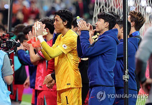팬들에게 인사하는 축구대표팀(서울=연합뉴스) 이동해 기자 = 14일 서울 마포구 서울월드컵경기장에서 열린 한국과 파라과이 축구 대표팀의 친선경기.     주장 손흥민을 비롯한 선수들이 경기장을 찾은 축구 팬들에게 인사하고 있다.     이날 대한민국은 파라과이 상대 2-0으로 승리를 거뒀다. eastsea@yna.co.kr