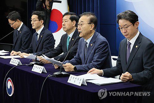 정부, 주택시장 안정화 대책 발표(서울=연합뉴스) 이정훈 기자 = 김윤덕 국토교통부 장관이 15일 서울 종로구 정부서울청사에서 주택시장 안정화 대책 관계부처 합동브리핑을 하고 있다.     왼쪽부터 임광현 국세정창, 윤창렬 국무조정실장, 구윤철 부총리 겸 기획재정부 장관, 김윤덕 국토교통부 장관, 이억원 금융위원장. 2025.10.15 uwg806@yna.co.kr