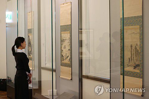 간송 전형필이 수집한 7인의 수장가 컬렉션 전시(서울=연합뉴스) 진연수 기자 = 15일 서울 성북구 간송미술관에서 열린 가을 기획전 '보화비장: 간송컬렉션, 보화각에 담긴 근대의 안목'에서 참석자가 전시를 살펴보고 있다.      간송미술관이 소장하고 있는 7인의 근대 수장가 컬렉션을 공개하는 이번 전시는 국보 4건 보물 4건을 포함한 총 26건 40점의 유물을 선보인다. 2025.10.15 jin90@yna.co.kr