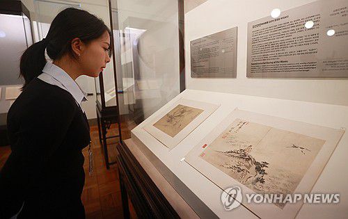 김홍도의 소년행락과 검선관란(서울=연합뉴스) 진연수 기자 = 15일 서울 성북구 간송미술관에서 열린 가을 기획전 '보화비장: 간송컬렉션, 보화각에 담긴 근대의 안목'에서 참석자가 김홍도의 소년행락과 검선관란을 살펴보고 있다.      간송미술관이 소장하고 있는 7인의 근대 수장가 컬렉션을 공개하는 이번 전시는 국보 4건 보물 4건을 포함한 총 26건 40점의 유물을 선보인다. 2025.10.15 jin90@yna.co.kr