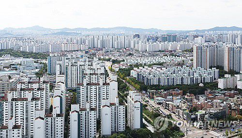 경기 12개 지역도 규제지역(수원=연합뉴스) 홍기원 기자 = 정부가 최근 서울과 경기도 일부 지역의 집값 과열에 대응하고자 서울 전역과 경기도 12개 지역을 규제지역과 토지거래허가구역으로 지정한다. 규제지역 지정 효력은 16일부터 발생한다. 사진은 15일 경기도 수원시 영통구 일대 아파트 단지 모습. 2025.10.15 xanadu@yna.co.kr