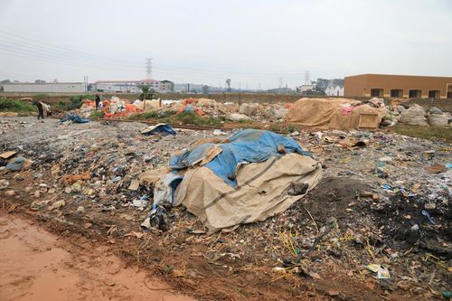 우간다 수도 외곽 도로에 방치된 쓰레기우간다 수도 캄팔라 외곽 도로에 쌓인 쓰레기 더미. 쓰레기 더미에서 플라스틱병을 수거해 파는 사람이 있다. [김광수 제공. 재판매 및 DB 금지]