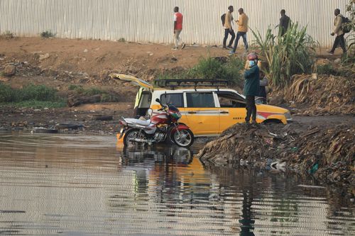 민주콩고의 한 호수 주변에 쌓인 쓰레기콩고민주공화국 남키부의 주도 부카부에 있는 키부호수에서 시민들이 자동차와 오토바이 택시 모토(moto)를 세차하는 모습. 호수 주변은 이미 쓰레기 더미로 언덕을 이루고 있다. [김광수 제공. 재판매 및 DB 금지]