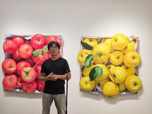 작품 설명하는 윤병락 작가(서울=연합뉴스) 박의래 기자 = 작가 윤병락이 15일 서울 인사동 노화랑에서 열린 개인전 '사계'에서 자신의 사과 작품에 대해 설명하고 있다. 2025.10.16. laecorp@yna.co.kr