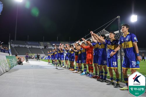 경기 후 팬들에게 인사하는 충남아산 선수단.[한국프로축구연맹 제공. 재판매 및 DB 금지]