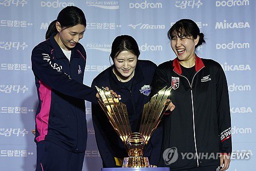 트로피가 궁금해(서울=연합뉴스) 윤동진 기자 = 21일 서울 청담동 리베라호텔에서 열린 2024-2025 V리그 여자부 포스트시즌 미디어데이에서 참석팀 대표 선수들이 기념촬영 중 트로피를 살피고 있다. 왼쪽부터 흥국생명 김연경, 현대건설 이다현, 정관장 염혜선. 2025.3.21 mon@yna.co.kr