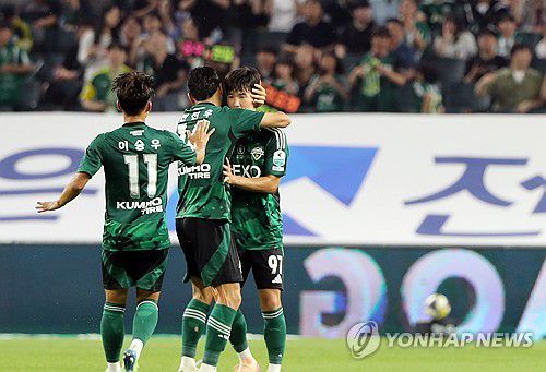 김진규와 포옹하는 전진우(전주=연합뉴스) 나보배 기자 = 17일 전북 전주월드컵경기장에서 열린 하나은행 K리그1 2025 전북 현대와 수원FC의 경기. 후반전 전북 현대가 0대 2로 뒤처진 상황에서 전북 현대 김진규가 골을 넣은 뒤 기뻐하고 있다. 2025.6.17 warm@yna.co.kr