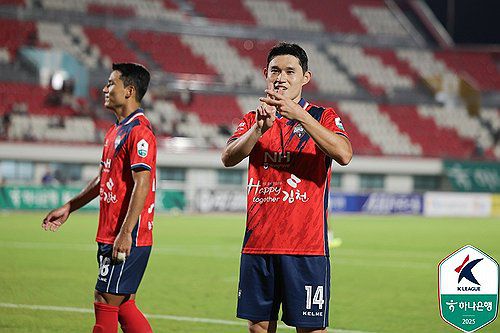 김천, 서울 상대로 3년 5개월 만의 승전가…6-2 대승으로 2위 도약(서울=연합뉴스) 김천상무가 17일 김천종합운동장에서 열린 하나은행 K리그1 2025 홈 경기에서 FC서울에 6-2 대승을 거뒀다.     맹성웅과 이동경이 각각 1골 1도움, 이승원이 2도움을 기록하며 김천의 승리에 힘을 보탰다. 사진은 이날 경기에서 골 세리머니 하는 김천 이동경. 2025.8.17 [한국프로축구연맹 제공. 재판매 및 DB 금지] photo@yna.co.kr