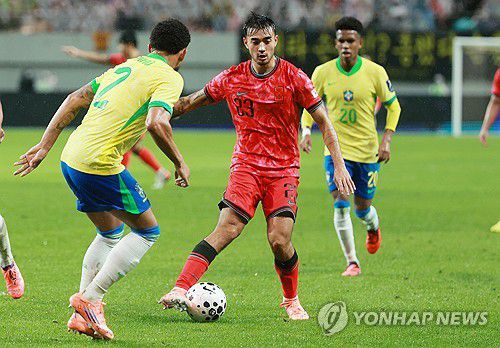 교체 투입된 옌스 카스트로프(서울=연합뉴스) 이동해 기자 = 10일 서울 마포구 서울월드컵경기장에서 열린 한국과 브라질 축구 대표팀의 친선경기. 한국 옌스 카스트로프가 수비 돌파를 시도하고 있다. 2025.10.10 eastsea@yna.co.kr